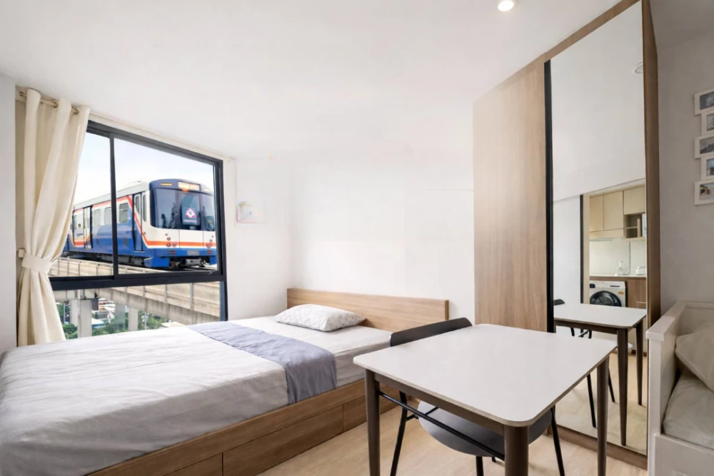 ให้เช่า Nue Core Khu Khot Station ห้องสตูดิโอ ตึก B ห้องสวย แสงดี วิวรถไฟฟ้าจากหน้าต่าง  Fully Furnished พร้อมเข้าอยู่