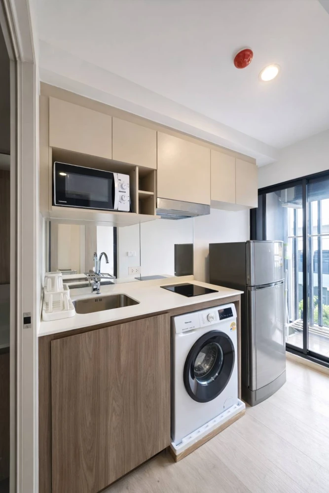 ให้เช่า Nue Core Khu Khot Station ห้องสตูดิโอ ตึก B ห้องสวย แสงดี วิวรถไฟฟ้าจากหน้าต่าง  Fully Furnished พร้อมเข้าอยู่