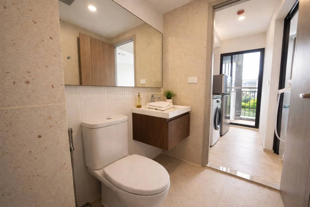 ให้เช่า Nue Core Khu Khot Station ห้องสตูดิโอ ตึก B ห้องสวย แสงดี วิวรถไฟฟ้าจากหน้าต่าง  Fully Furnished พร้อมเข้าอยู่