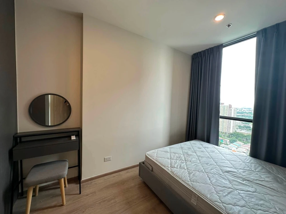 ให้เช่า Nue District R9 ห้องนั่งเล่นกว้างขวาง อาคาร N ชั้น 27 ตึกสูงมากๆ ตกแต่งครบพร้อมอยู่