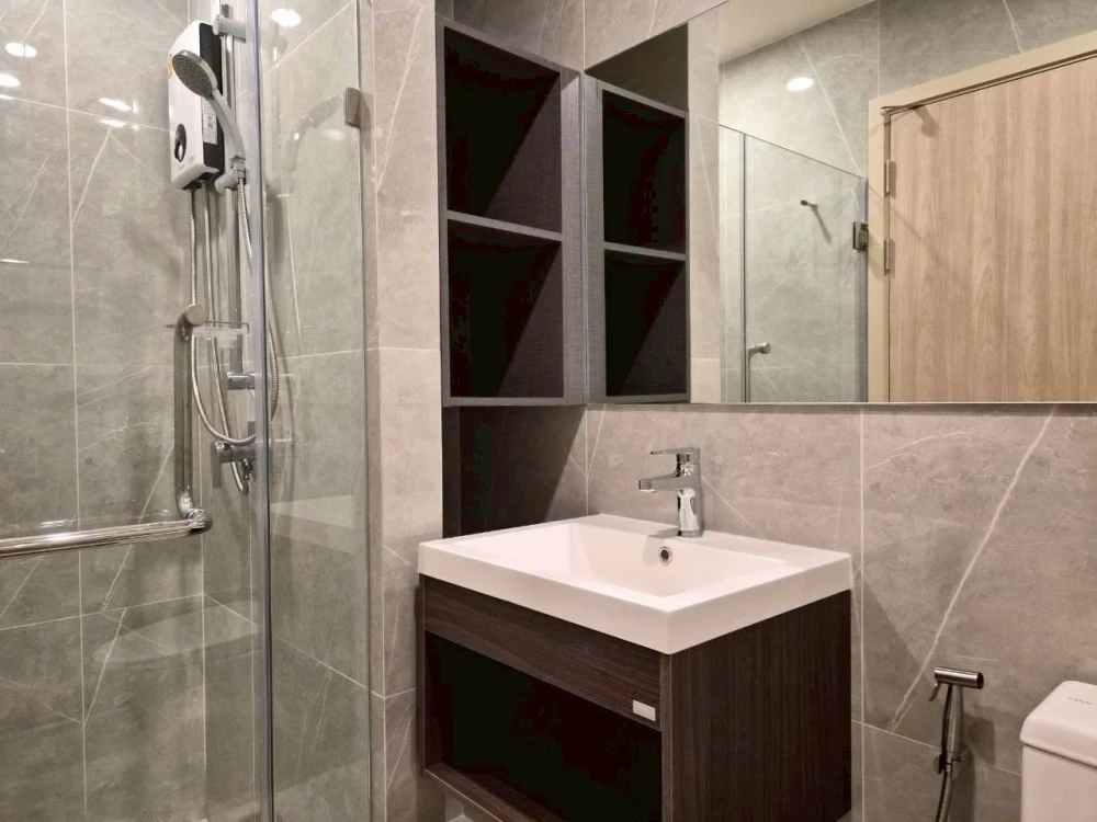 ให้เช่า Nue District R9 ไม่ต้องกลัวร้อน ติดฟิล์ม 3M Ceramic ทั้งห้อง ตกแต่งโทนสีน้ำตาลสวย ห้ามพลาด