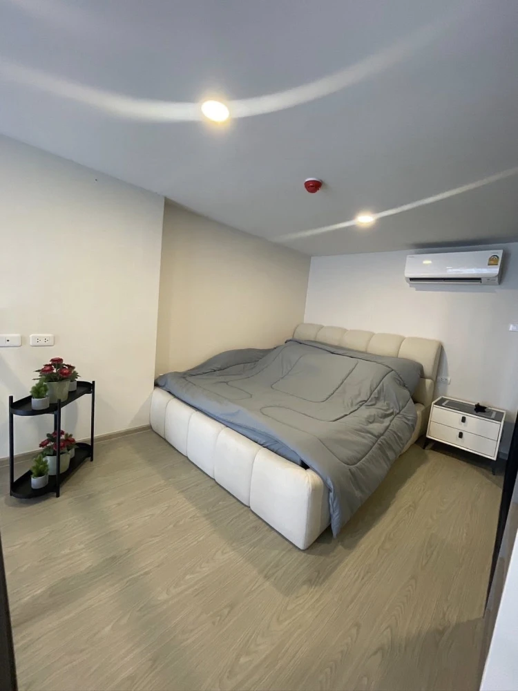 ให้เช่า Origin Plug & Play Ramkhamhaeng Triple Station ห้องเพดานสูง โปร่งโล่ง ตกแต่งคุมโทน เฟอร์นิเจอร์ครบครัน รีบจองเลย