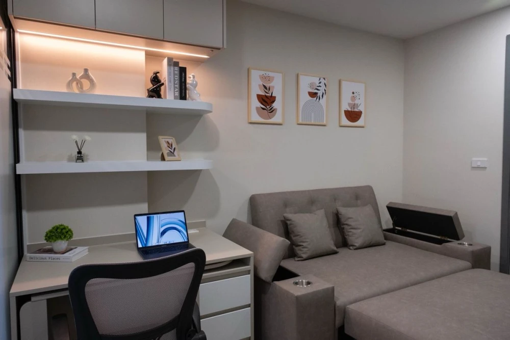 ให้เช่า Origin Plug & Play Srinakarin ห้องแต่งเรียบหรูดูแพง บิ้วอินผนังอย่างดี เห็นวิวเมืองสวย จองด่วน