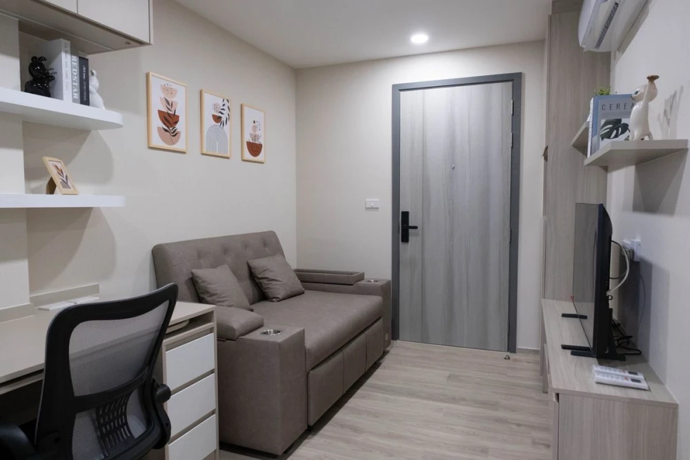 ให้เช่า Origin Plug & Play Srinakarin ห้องแต่งเรียบหรูดูแพง บิ้วอินผนังอย่างดี เห็นวิวเมืองสวย จองด่วน