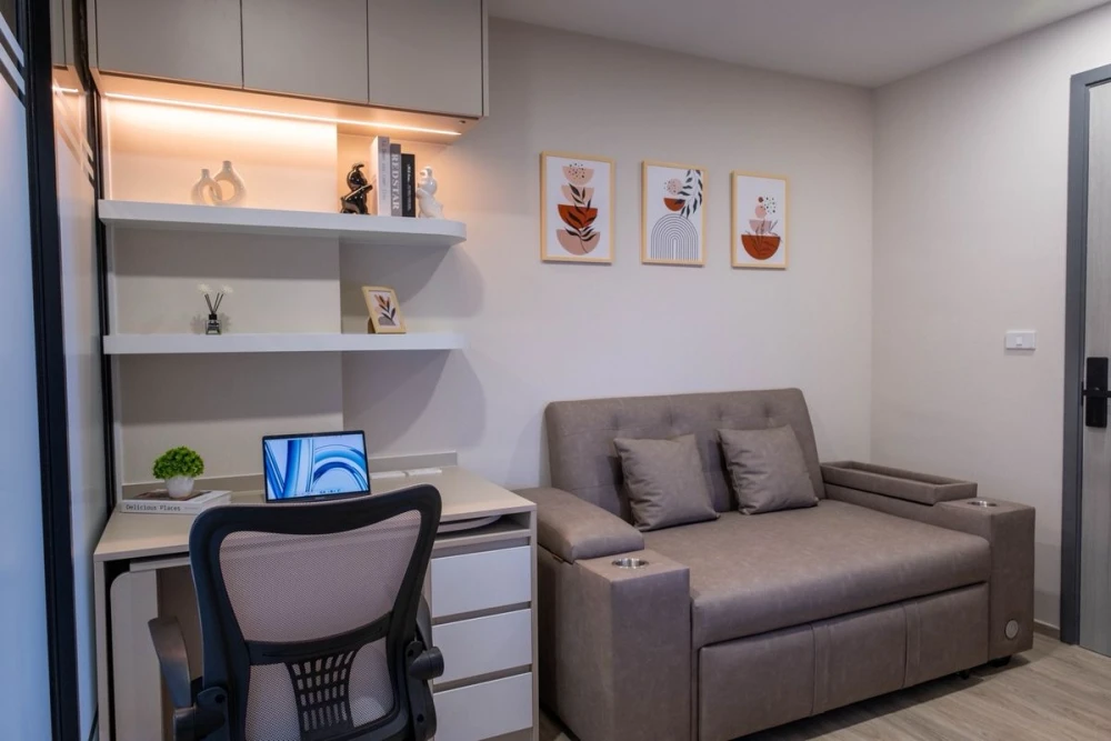 ให้เช่า Origin Plug & Play Srinakarin ห้องแต่งเรียบหรูดูแพง บิ้วอินผนังอย่างดี เห็นวิวเมืองสวย จองด่วน