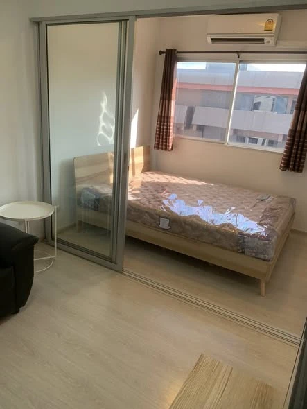 Plum Condo Park Rangsit for rent. Nice unit on the 7th floor, fully furnished, includes washing machine. Book now!