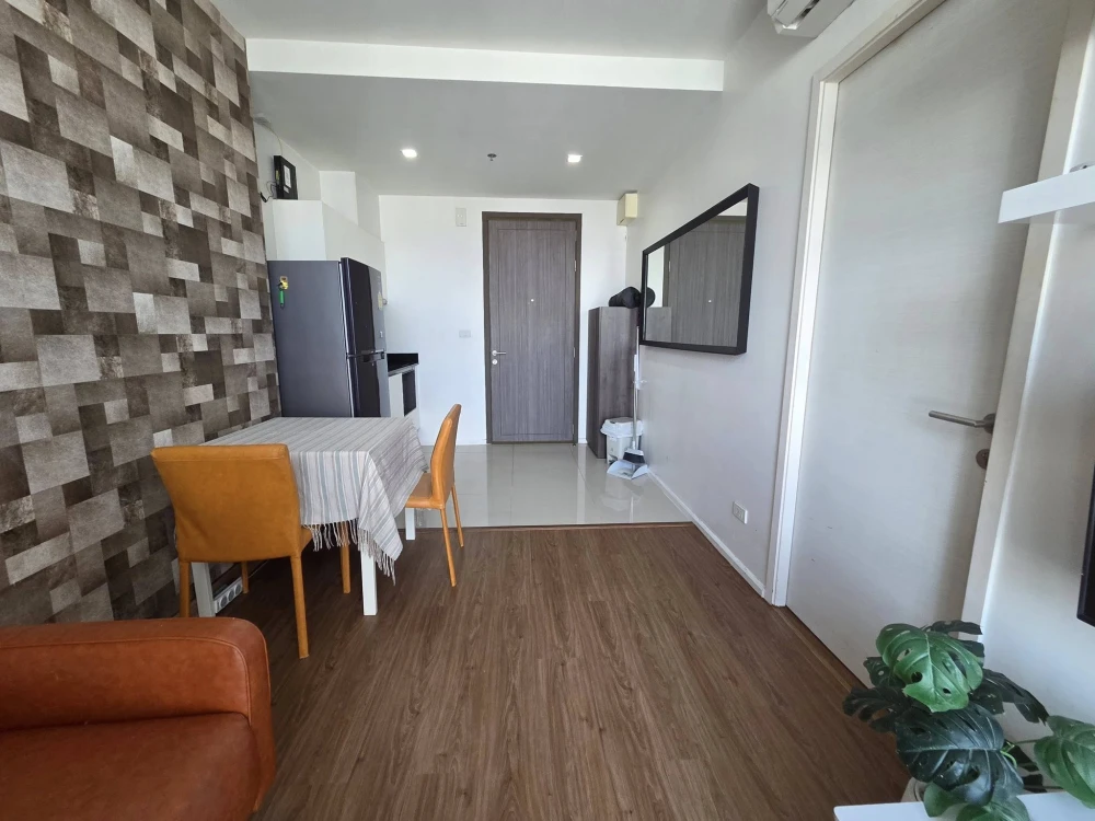 ให้เช่า QUINN รัชดา 17 ชั้น 9 วิวโล่งไม่มีตึกบัง แดดเช้า ห้องเย็นลมเข้าทั้งวัน ติดวอลเปเปอร์อย่างดี รีบจองเลย