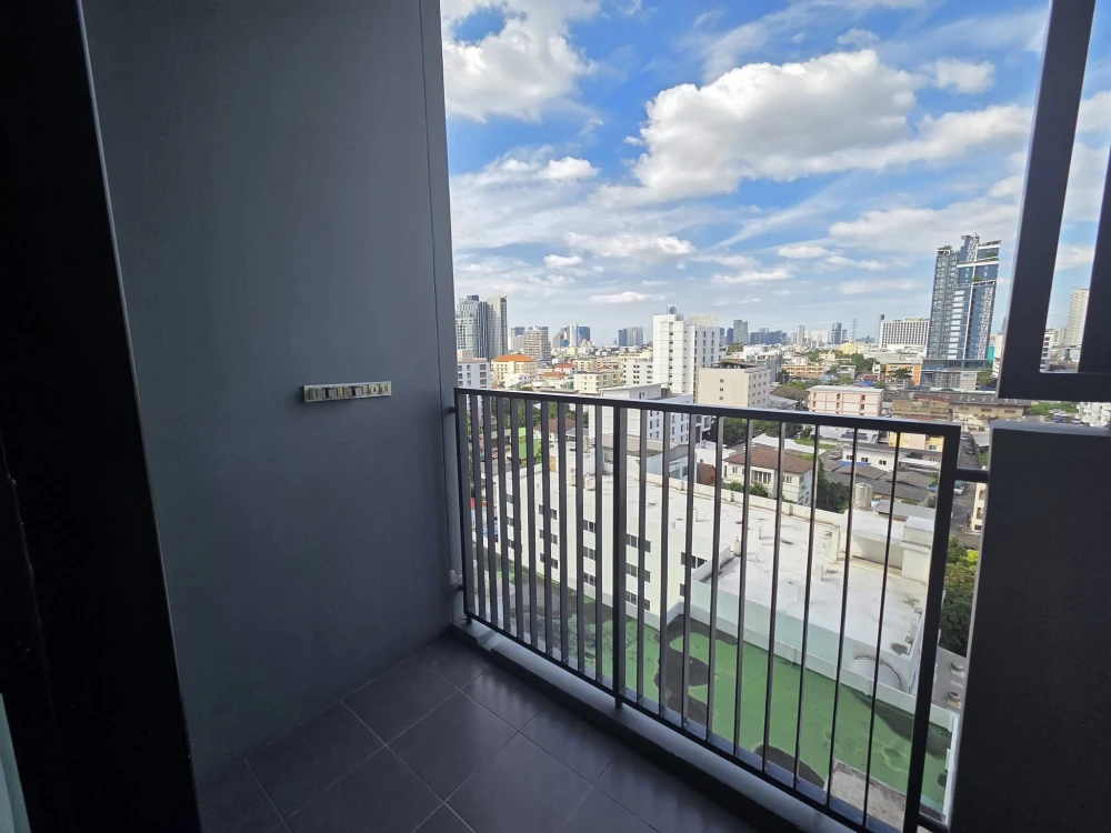 ให้เช่า QUINN รัชดา 17 ชั้น 9 วิวโล่งไม่มีตึกบัง แดดเช้า ห้องเย็นลมเข้าทั้งวัน ติดวอลเปเปอร์อย่างดี รีบจองเลย