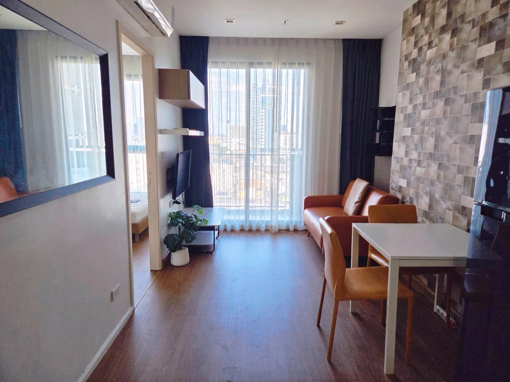 ให้เช่า QUINN รัชดา 17 ชั้น 9 วิวโล่งไม่มีตึกบัง แดดเช้า ห้องเย็นลมเข้าทั้งวัน ติดวอลเปเปอร์อย่างดี รีบจองเลย