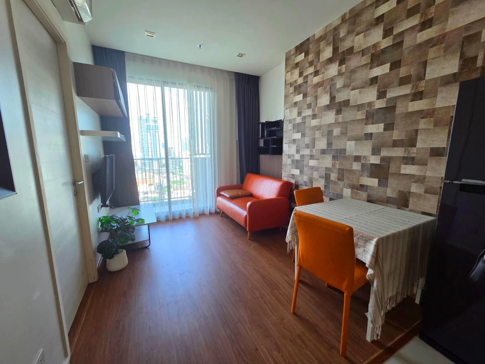 ให้เช่า QUINN รัชดา 17 ชั้น 9 วิวโล่งไม่มีตึกบัง แดดเช้า ห้องเย็นลมเข้าทั้งวัน ติดวอลเปเปอร์อย่างดี รีบจองเลย