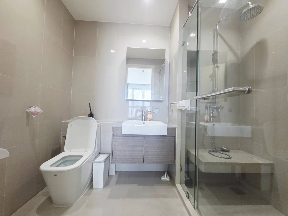 ให้เช่า QUINN รัชดา 17 ชั้น 9 วิวโล่งไม่มีตึกบัง แดดเช้า ห้องเย็นลมเข้าทั้งวัน ติดวอลเปเปอร์อย่างดี รีบจองเลย