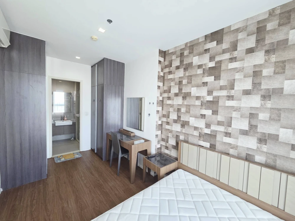 ให้เช่า QUINN รัชดา 17 ชั้น 9 วิวโล่งไม่มีตึกบัง แดดเช้า ห้องเย็นลมเข้าทั้งวัน ติดวอลเปเปอร์อย่างดี รีบจองเลย