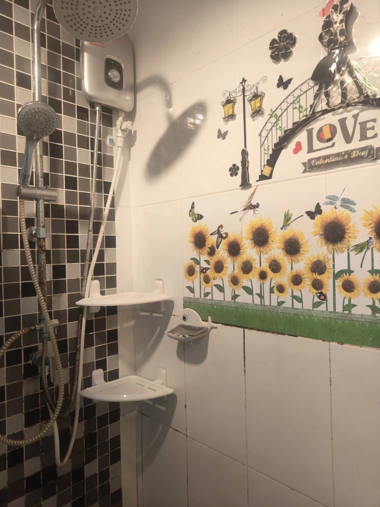 ให้เช่า Regent Home 15 แจ้งวัฒนะ มีม่านกั้นห้องเพื่อประหยัดแอร์ (ค่าไฟ) พร้อมตู้เก็บของขนาดใหญ่ ไม่ควรพลาด