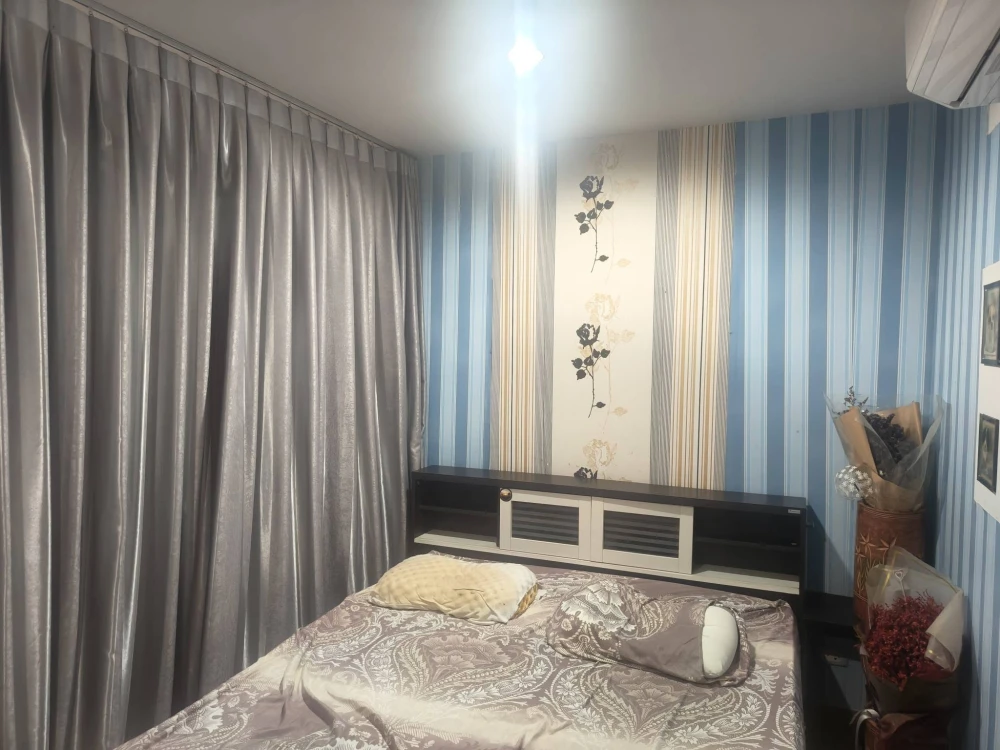 ให้เช่า Regent Home 15 แจ้งวัฒนะ มีม่านกั้นห้องเพื่อประหยัดแอร์ (ค่าไฟ) พร้อมตู้เก็บของขนาดใหญ่ ไม่ควรพลาด