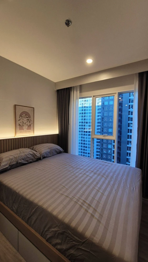 For rent: Regent Home Bangna, corner unit, 22nd floor, Building A. Fully furnished with built-in furniture and clearly separated zones. Ready to move