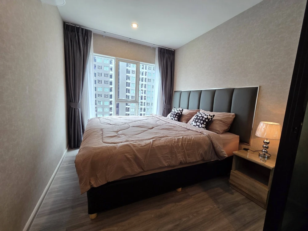 ให้เช่า Regent Home Bangna ห้องอยู่ชั้นสูงมาก เฟอร์นิเจอร์ครบ กั้นห้องนอนอลูมิเนียมเป็นสัดเป็นส่วน
