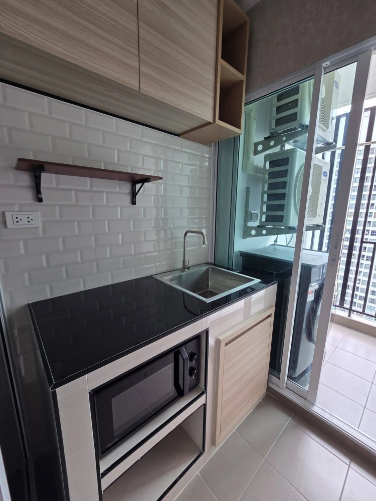 ให้เช่า Regent Home Bangna ห้องอยู่ชั้นสูงมาก เฟอร์นิเจอร์ครบ กั้นห้องนอนอลูมิเนียมเป็นสัดเป็นส่วน