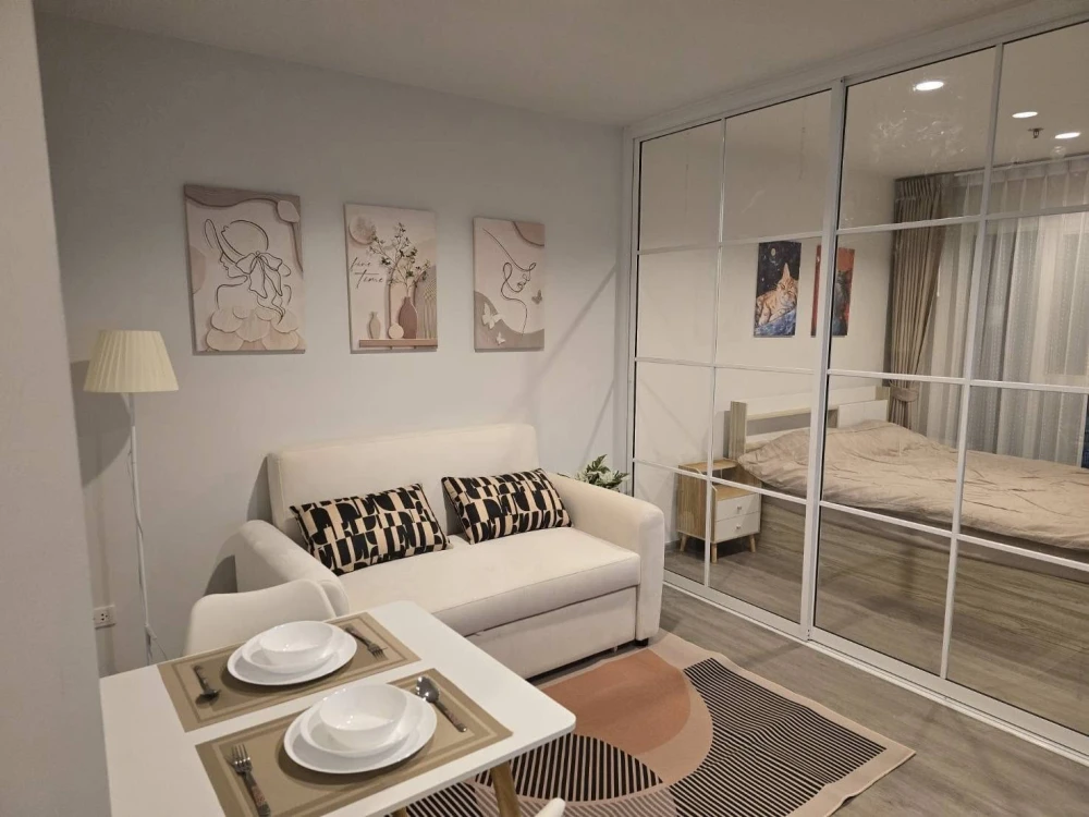 For rent: Regent Home Bangna, high floor unit with pool view, minimalist Muji-style decor, very beautiful, ready to move in.