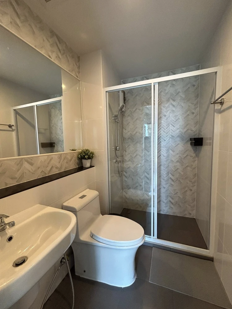 ให้เช่า Regent Home Wuttakat ห้องชั้นสูง เฟอร์รพ้อม ราคาสบายกระเป๋า จองเลย