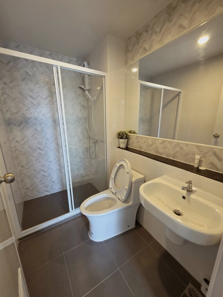 ให้เช่า Regent Home Wuttakat ห้องชั้นสูง เฟอร์ + เครื่องใช้ไฟฟ้าพร้อม จองเลย