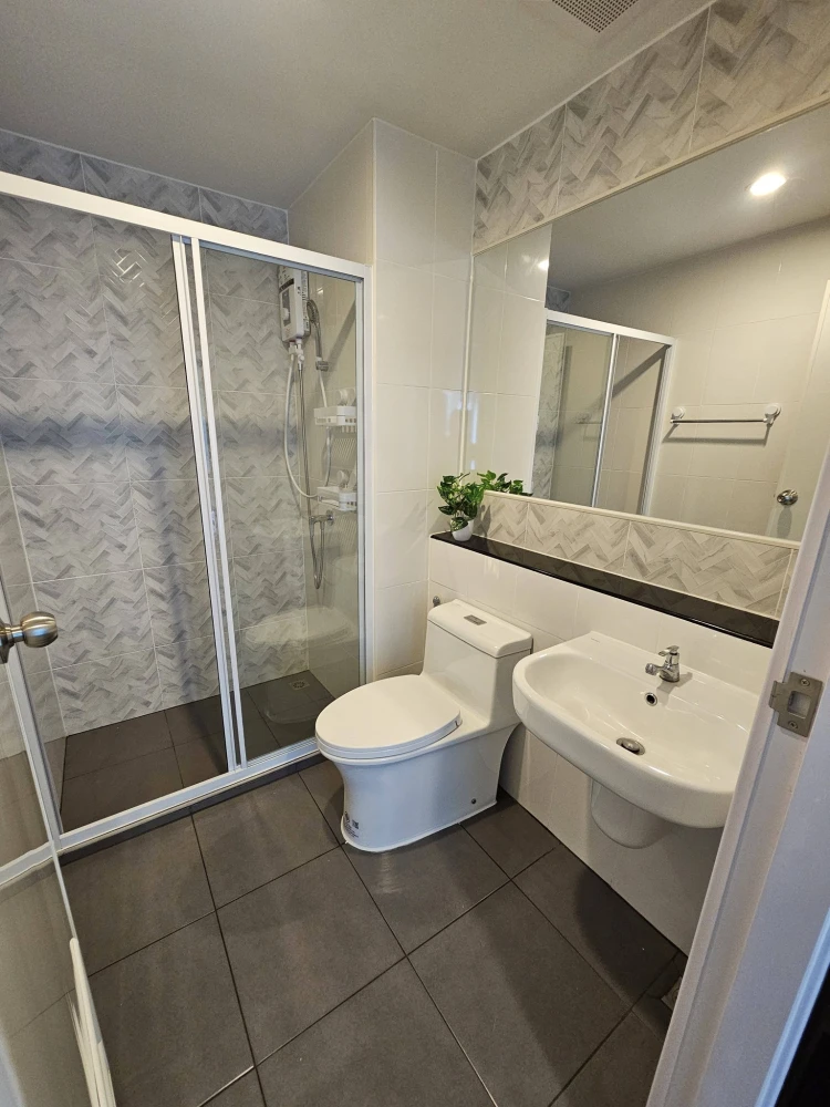 ให้เช่า Regent Home Wuttakat ห้องน่าอยู่ ด้านนึงไม่ติดกับใคร มีระเบียง เฟอร์นิเจอร์ & เครื่องใช้ไฟฟ้าครบ ราคาสบายกระเป๋า ดีแบบนี้ไม่จองถือว่าพลาด!!!