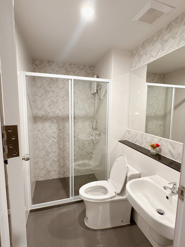 ให้เช่า Regent Home Wuttakat ห้องพร้อมอยู่ เฟอร์พร้อม ชั้นสูงลมดี จองเลย