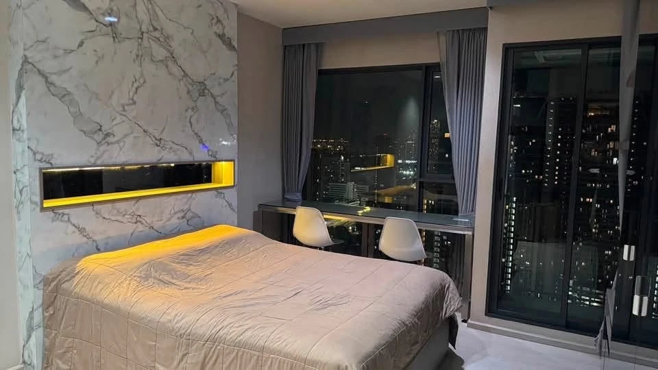 ให้เช่า Rhythm Asoke ห้องอยู่ชั้นสูงมากๆ วิวเมือง สวยมาก กระจกห้องเต็มบาน วิวเปิดโล่ง ต้องจอง