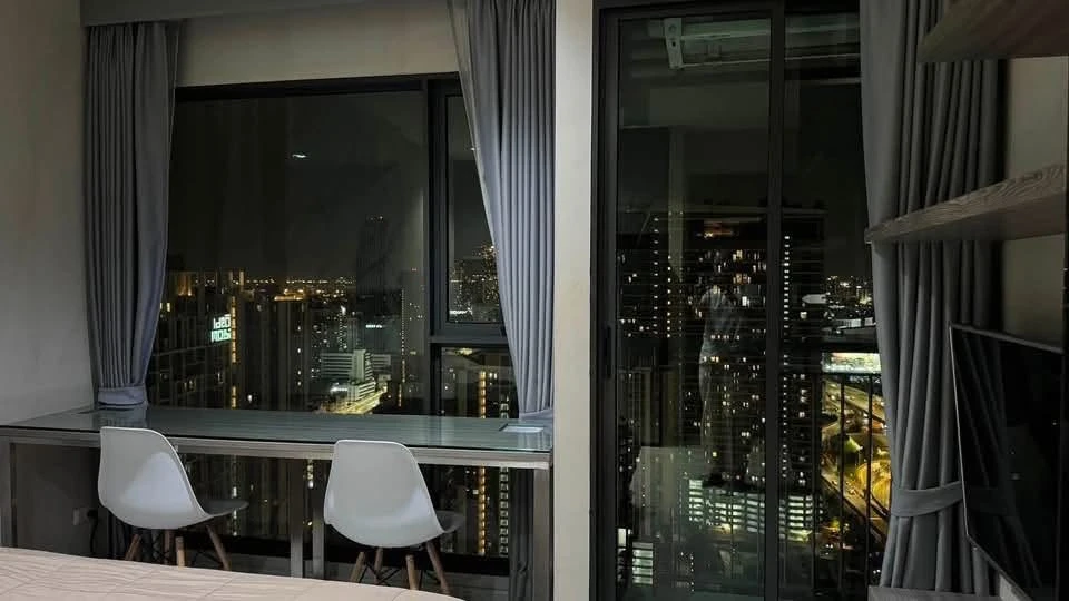 ให้เช่า Rhythm Asoke ห้องอยู่ชั้นสูงมากๆ วิวเมือง สวยมาก กระจกห้องเต็มบาน วิวเปิดโล่ง ต้องจอง