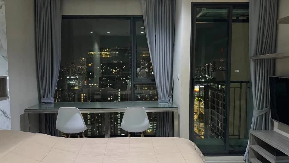 ให้เช่า Rhythm Asoke ห้องอยู่ชั้นสูงมากๆ วิวเมือง สวยมาก กระจกห้องเต็มบาน วิวเปิดโล่ง ต้องจอง
