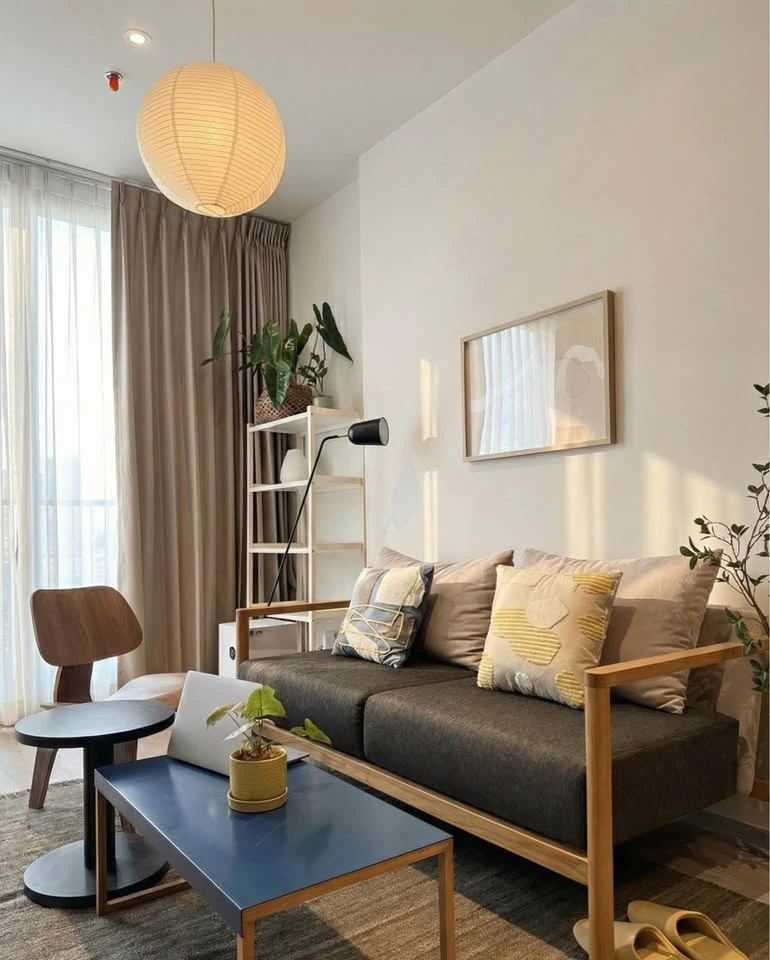 ให้เช่า Rhythm Ekkamai Estate ตกแต่งด้วยคอนเซปต์ Cozy Modern โทนอบอุ่น อยู่สบาย ห้องโปร่ง แสงธรรมชาติเข้าดี เหมาะกับการพักผ่อน