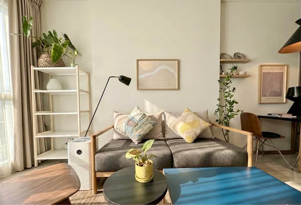 ให้เช่า Rhythm Ekkamai Estate ตกแต่งด้วยคอนเซปต์ Cozy Modern โทนอบอุ่น อยู่สบาย ห้องโปร่ง แสงธรรมชาติเข้าดี เหมาะกับการพักผ่อน