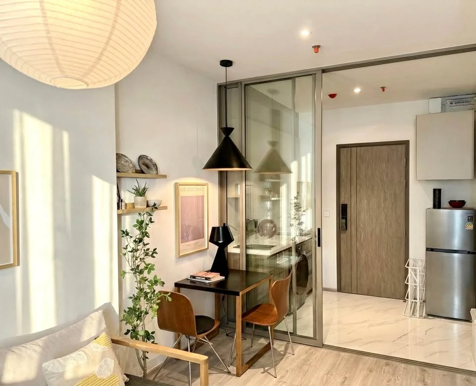 ให้เช่า Rhythm Ekkamai Estate ตกแต่งด้วยคอนเซปต์ Cozy Modern โทนอบอุ่น อยู่สบาย ห้องโปร่ง แสงธรรมชาติเข้าดี เหมาะกับการพักผ่อน