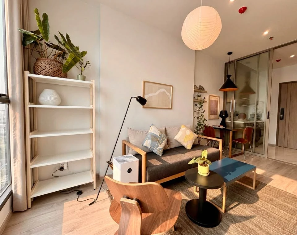 ให้เช่า Rhythm Ekkamai Estate ตกแต่งด้วยคอนเซปต์ Cozy Modern โทนอบอุ่น อยู่สบาย ห้องโปร่ง แสงธรรมชาติเข้าดี เหมาะกับการพักผ่อน