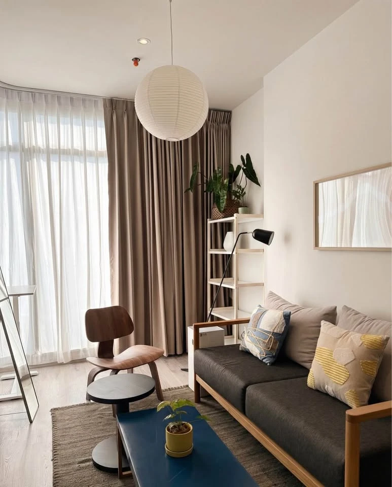 ให้เช่า Rhythm Ekkamai Estate ตกแต่งด้วยคอนเซปต์ Cozy Modern โทนอบอุ่น อยู่สบาย ห้องโปร่ง แสงธรรมชาติเข้าดี เหมาะกับการพักผ่อน