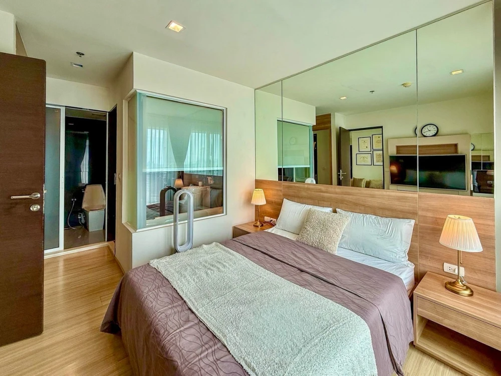 For rent: Rhythm Sathorn, stunningly decorated unit with high-quality built-in furniture, beautiful unblocked view. Don't miss out!