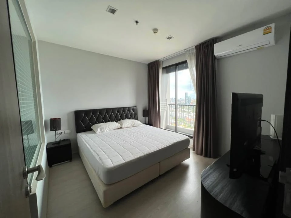 For rent: Rhythm Sukhumvit 44/1, 26th floor unit. Great location, beautiful unblocked view, fully furnished. Book now!