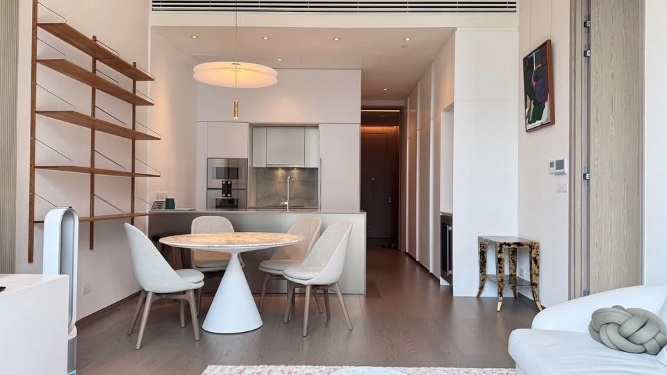 ให้เช่า SCOPE LANGSUAN แบบ 1 ห้องนอน 1.5 ห้องน้ำ ตกแต่งสวยงาม ครบครันโดย Thomas Juul-Hansen