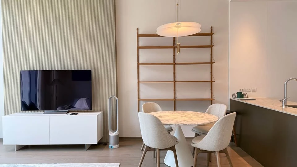 ให้เช่า SCOPE LANGSUAN แบบ 1 ห้องนอน 1.5 ห้องน้ำ ตกแต่งสวยงาม ครบครันโดย Thomas Juul-Hansen