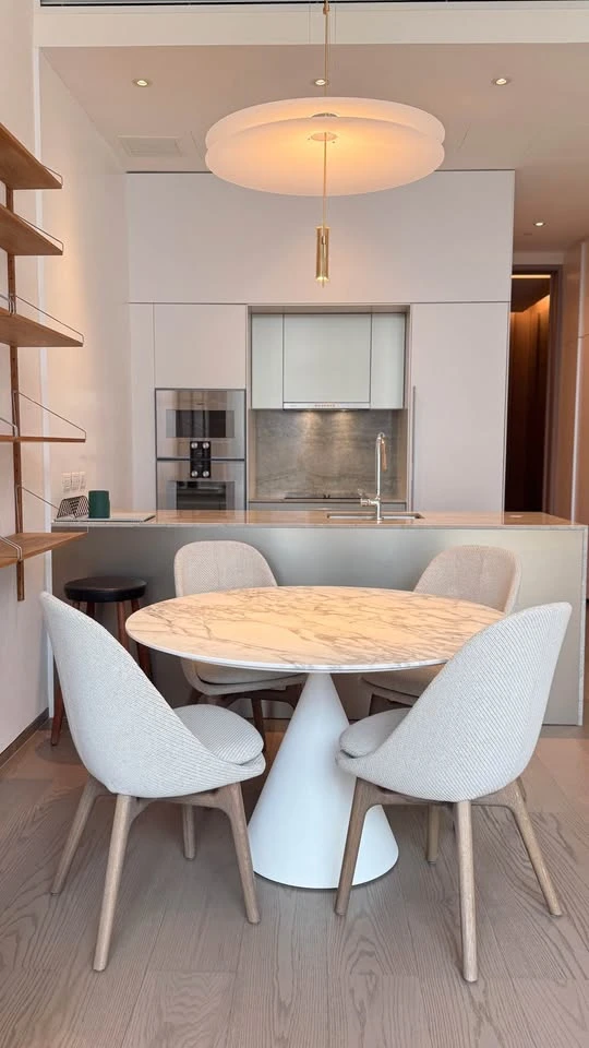 ให้เช่า SCOPE LANGSUAN แบบ 1 ห้องนอน 1.5 ห้องน้ำ ตกแต่งสวยงาม ครบครันโดย Thomas Juul-Hansen