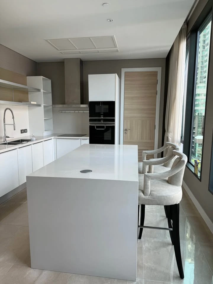 ให้เช่า Sindhorn Residence 2 ห้องนอน พื้นที่ใช้สอยเยอะ ตกแต่งครบครัน พลาดแล้วจะเสียใจ