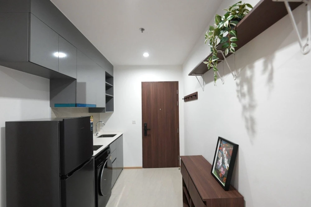 ให้เช่า Skyrise Avenue Sukhumvit 64 ห้องตกแต่งสไตล์ Warm Living Suite ใช้ไม้สีเข้มตัดกับพื้นไม้สีอ่อน เติม Warm Light และโทนเขียว ทำให้ห้องดูอบอุ่น