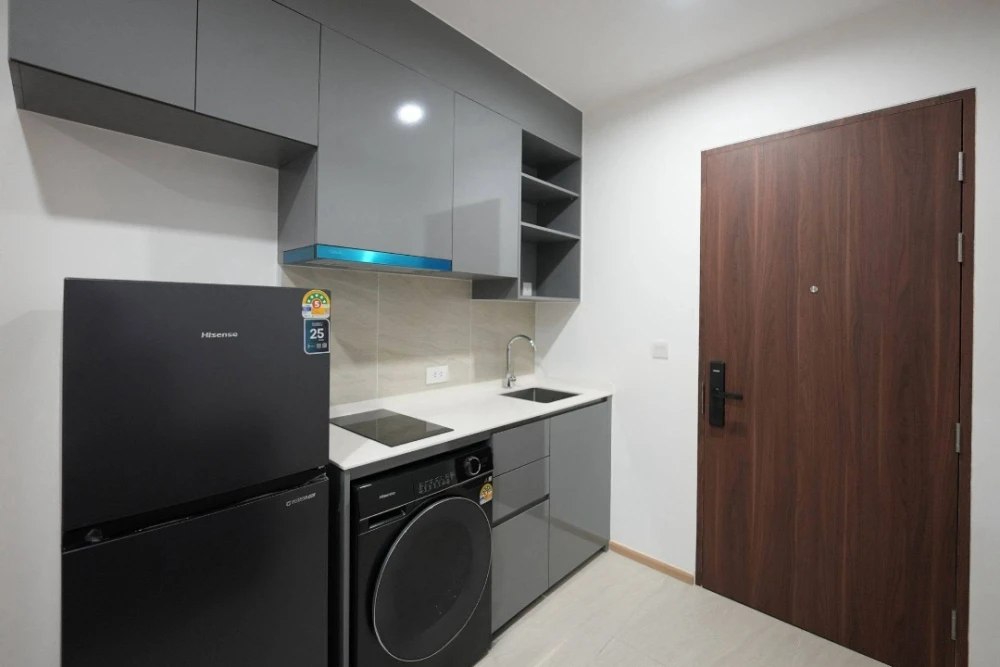 ให้เช่า Skyrise Avenue Sukhumvit 64 ห้องตกแต่งสไตล์ Warm Living Suite ใช้ไม้สีเข้มตัดกับพื้นไม้สีอ่อน เติม Warm Light และโทนเขียว ทำให้ห้องดูอบอุ่น
