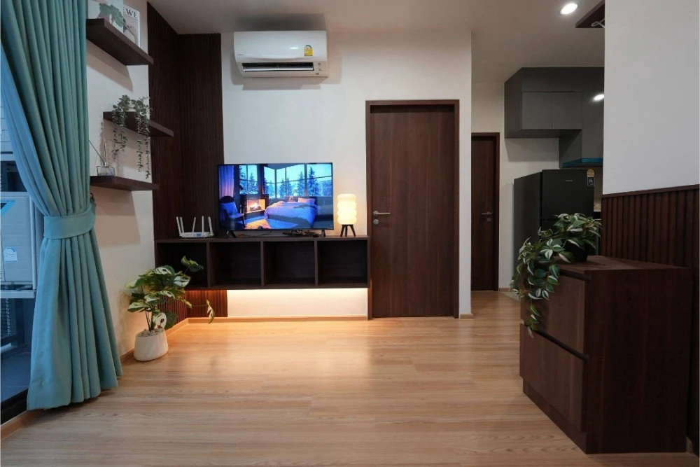 ให้เช่า Skyrise Avenue Sukhumvit 64 ห้องตกแต่งสไตล์ Warm Living Suite ใช้ไม้สีเข้มตัดกับพื้นไม้สีอ่อน เติม Warm Light และโทนเขียว ทำให้ห้องดูอบอุ่น