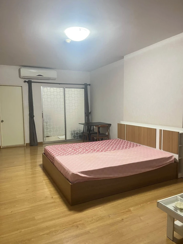 Studio apartment for rent at Supalai Park Srinakarin. Fully furnished with appliances. Just bring your bags and move in!