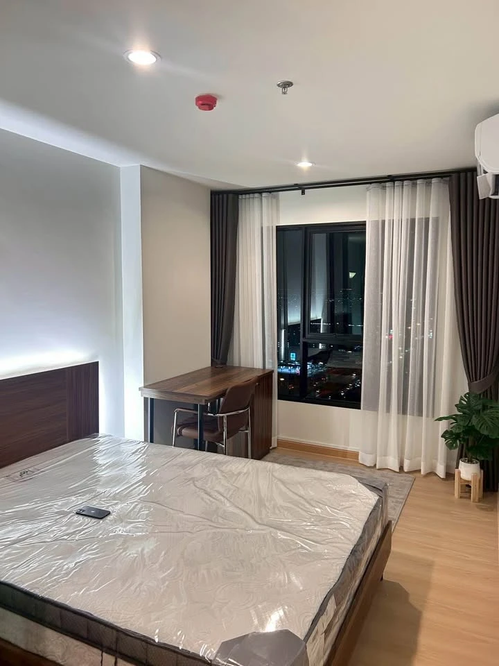 ให้เช่า Terra Residence ห้องอยู่ชั้น 33 ชั้นบนสุด ได้วิวติดถนนใหญ่สวยงามมาก มาแต่ตัวเข้าอยู่ได้เลยจ้า