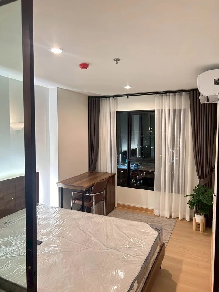 ให้เช่า Terra Residence ห้องอยู่ชั้น 33 ชั้นบนสุด ได้วิวติดถนนใหญ่สวยงามมาก มาแต่ตัวเข้าอยู่ได้เลยจ้า
