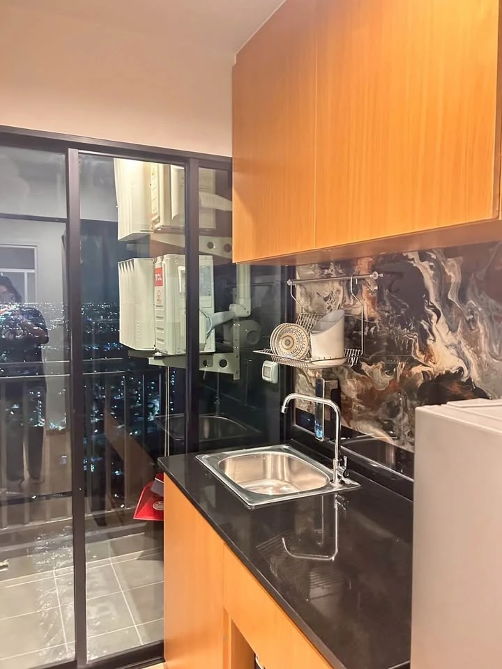 ให้เช่า Terra Residence ห้องอยู่ชั้น 33 ชั้นบนสุด ได้วิวติดถนนใหญ่สวยงามมาก มาแต่ตัวเข้าอยู่ได้เลยจ้า