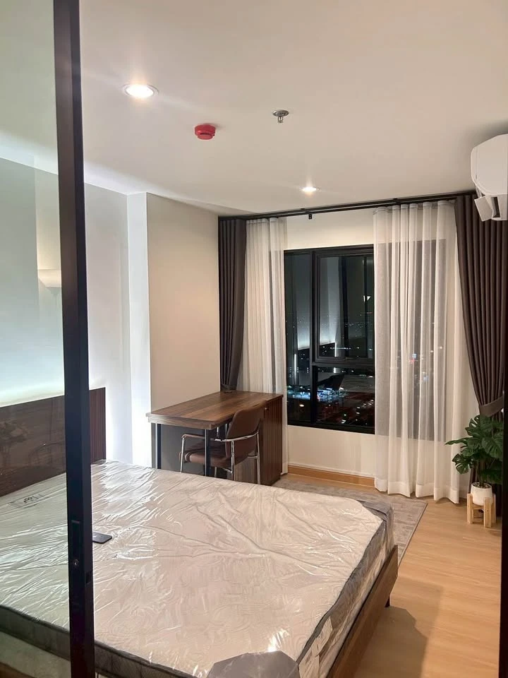 ให้เช่า Terra Residence ห้องอยู่ชั้น 33 ชั้นบนสุด ได้วิวติดถนนใหญ่สวยงามมาก มาแต่ตัวเข้าอยู่ได้เลยจ้า
