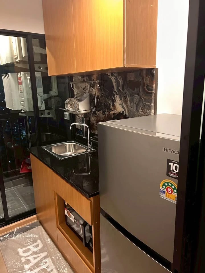 ให้เช่า Terra Residence ห้องอยู่ชั้น 33 ชั้นบนสุด ได้วิวติดถนนใหญ่สวยงามมาก มาแต่ตัวเข้าอยู่ได้เลยจ้า