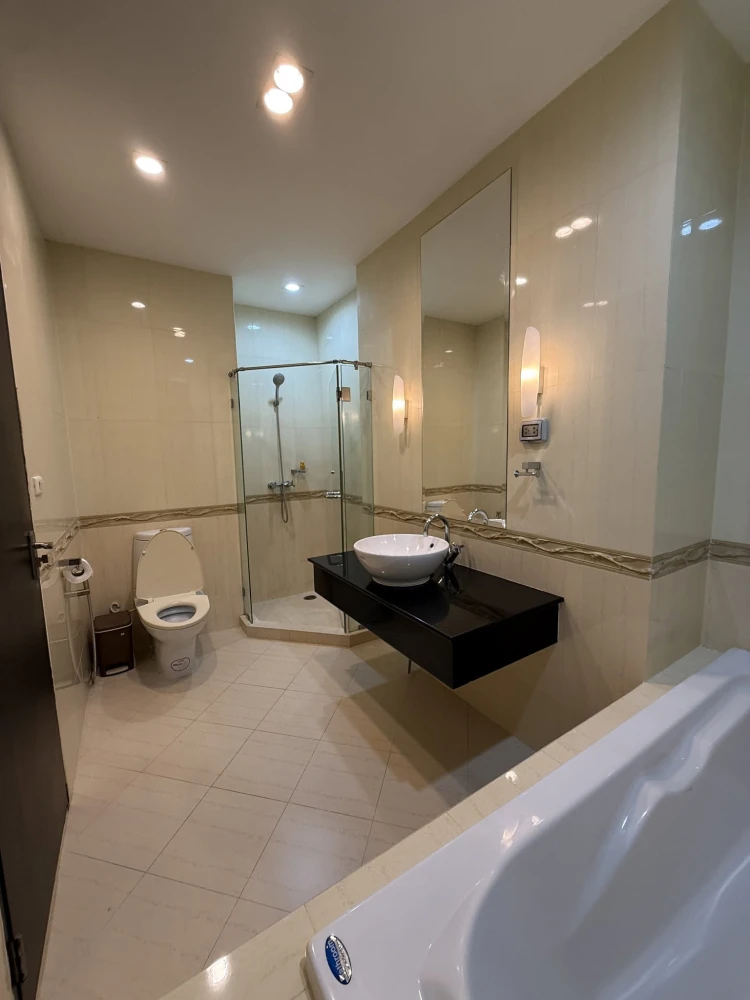 ให้เช่า The Address Siam 2 ห้องนอน พื้นที่ใช้สอยเยอะ เฟอร์นิเจอร์บิวท์อินอย่างดี จองเลย
